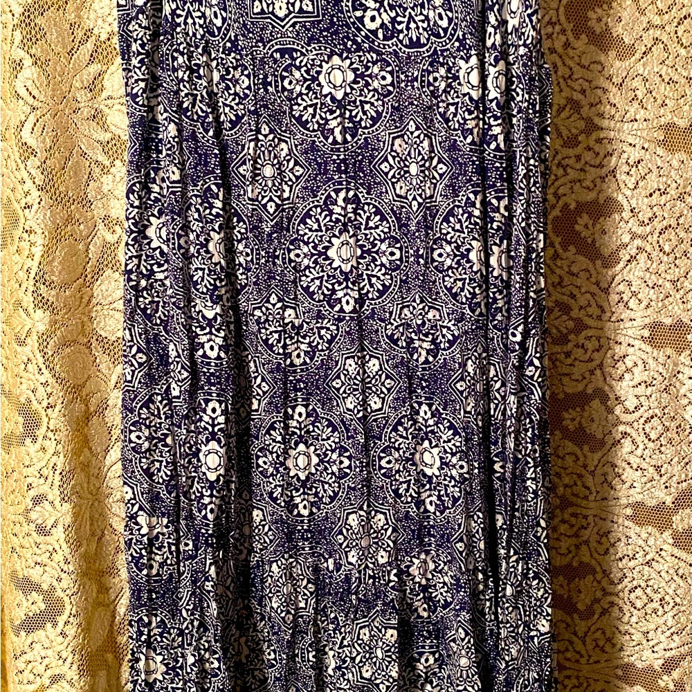 Karen Kane maxi skirt. Navy blue and white floral. Size XL. Elastic waist.
